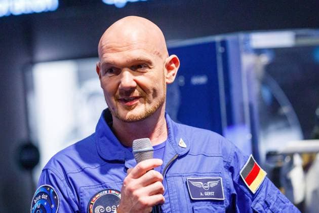 ILA 2024 DEU Deutschland Brandenburg Selchow, 05.06.2024, Eroeffnung ILA 2024, Internationale Luft- und Raumfahrtausstellung (ILA Berlin). ESA-Astronaut Alexander Gerst, Bundeskanzler Olaf Scholz (SPD) eroeffnet die ILA 2024 und besucht bei einem Messerundgang verschiedene Aussteller und Unternehmen. Im Space-Pavillon unterhaelt er sich mit ESA-CEO Josef Aschbacher und den deutschen ESA-Astronauten Matthias Maurer und Alexander Gerst. *** ILA 2024 DEU Germany Brandenburg Selchow, 05 06 2024, Opening ILA 2024, International Aerospace Exhibition ILA Berlin ESA Astronaut Alexander Gerst, Federal Chancellor Olaf Scholz SPD opens the ILA 2024 and visits various exhibitors and companies during a tour of the trade fair In the Space Pavilion he tal AF_ILA2024_72783.jpeg
