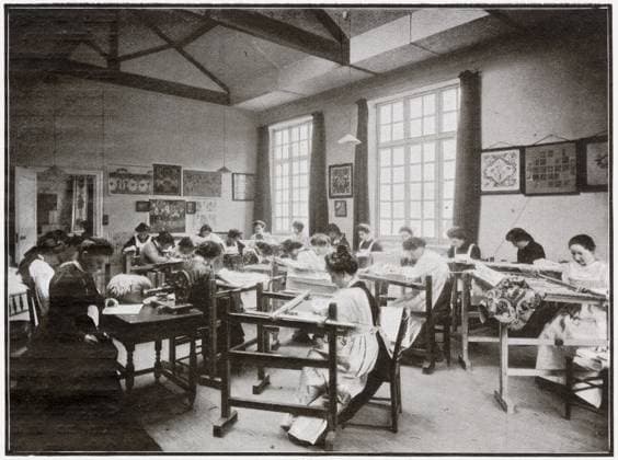 RECORD DATE NOT STATED Students at the Royal School of Needlework Students at work at the Royal School of Needlework, then situated in the Imperial Institute Road in South Kensington. Date: 1904  Copyright: Copyrightx(c)Geminix2023.xCredit:xGemini 14062802