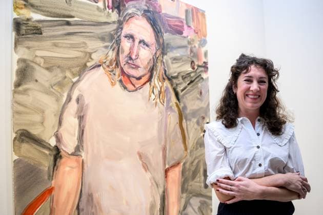 Bilder des Jahres 2024, Entertainment 06 Juni Entertainment Themen der Woche KW23 Entertainment Bilder des Tages ARCHIBALD PRIZE 2024 WINNER ANNOUNCEMENT, Artist Laura Jones posses for a photograph with her Archibald Prize 2024 winning painting of Tim Winton at the Art Gallery of NSW in Sydney, Friday, June 7, 2024. ( NO ARCHIVING, EDITORIAL USE ONLY, NO USE IN BOOKS WITHOUT CONSENT SYDNEY NEW SOUTH WALES AUSTRALIA  Copyright: xBIANCAxDExMARCHIx 20240607133808375717