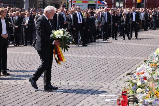 News Themen der Woche KW23 News Bilder des Tages Schweigeminute mit dem Bundespraesidenten 07.06.2024, Germany, Mannheim, Schweigeminiute auf dem Marktplatz zum Tode einer Polizisten Rouven vor einer Woche, mit Bundespraesident Frank Walter Steinmeier, Ministerpraesident Winfried Kretschmann und Landesinnenminister Thomas Strobl, Schweigeminute , Polizisten, Blumen, gebinde Mannheim Baden WQuerttemberg Germany *** Minutes silence with the Federal President 07 06 2024, Germany, Mannheim, Minutes silence on the market square for the death of a police officer Rouven a week ago, with Federal President Frank Walter Steinmeier, State Premier Winfried Kretschmann and State Minister of the Interior Thomas Strobl, minutes silence, police officers, flowers, bouquet Mannheim Baden WQuerttemberg Ge