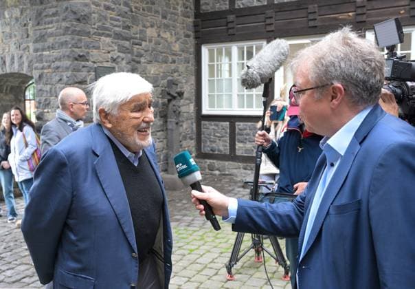02.06.2024, xsyx, Entertainment Burgfestspiele Mayen 2024, Mario Adorf besucht Burgfestspiele - Peterchens Mondfahrt, Mario Adorf besucht die Aufführung Peterchens Mondfahrt in Mayen, v.l. Mario Adorf im TV Interview für den SWR Mayen *** 02 06 2024, xsyx, Entertainment Burgfestspiele Mayen 2024, Mario Adorf visits Burgfestspiele Peterchens Mondfahrt, Mario Adorf visits the performance Peterchens Mondfahrt in Mayen, v l Mario Adorf in TV interview for SWR Mayen