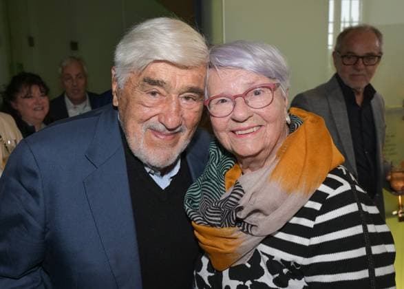 02.06.2024, xsyx, Entertainment Burgfestspiele Mayen 2024, Mario Adorf besucht Burgfestspiele - Peterchens Mondfahrt, Mario Adorf besucht die Aufführung Peterchens Mondfahrt in Mayen, v.l. Mario Adorf wird begrüßt von seiner ersten Freundin Gritt Schwindenhammer Mayen *** 02 06 2024, xsyx, Entertainment Burgfestspiele Mayen 2024, Mario Adorf visits Burgfestspiele Peterchens Mondfahrt, Mario Adorf visits the performance Peterchens Mondfahrt in Mayen, f l Mario Adorf is greeted by his first girlfriend Gritt Schwindenhammer Mayen