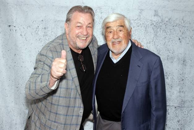 02.06.2024, xsyx, Entertainment Burgfestspiele Mayen 2024, Mario Adorf besucht Burgfestspiele - Peterchens Mondfahrt, Mario Adorf besucht die Aufführung Peterchens Mondfahrt in Mayen, v.l. Der Fotograf der Stars Peter Seydel (Mayen), Mario Adorf Mayen *** 02 06 2024, xsyx, Entertainment Burgfestspiele Mayen 2024, Mario Adorf visits Burgfestspiele Peterchens Mondfahrt, Mario Adorf visits the performance Peterchens Mondfahrt in Mayen, f l The photographer of the stars Peter Seydel Mayen , Mario Adorf Mayen