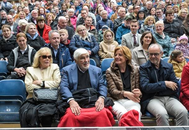 02.06.2024, xsyx, Entertainment Burgfestspiele Mayen 2024, Mario Adorf besucht Burgfestspiele - Peterchens Mondfahrt, Mario Adorf besucht die Aufführung Peterchens Mondfahrt in Mayen, v.l. Ehefrau Monique Faye, Mario Adorf, Marie-Luise Anna Malu Dreyer (Ministerpräsidentin von Rheinland-Pfalz), Klaus Jensen Mayen *** 02 06 2024, xsyx, Entertainment Burgfestspiele Mayen 2024, Mario Adorf visits Burgfestspiele Peterchens Mondfahrt, Mario Adorf visits the performance Peterchens Mondfahrt in Mayen, from left wife Monique Faye, Mario Adorf, Marie Luise Anna Malu Dreyer Minister President of Rhineland-Palatinate , Klaus Jensen Mayen