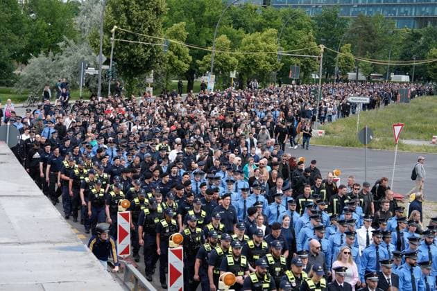 Bilder des Jahres 2024, News 06 Juni News Themen der Woche KW23 News Bilder des Tages Schweigemarsch für den Mannheimer Polizisten Rouven L. Schweigemarsch und Schweigeminute für den durch einen Islamisten ermordeten Mannheimer Polizisten Rouven L. in Berlin Berlin Berlin GER *** Silent march for the Mannheim police officer Rouven L Silent march and minutes silence for the Mannheim police officer Rouven L murdered by an Islamist in Berlin Berlin Berlin GER