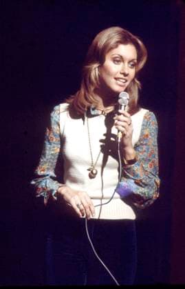 Olivia Newton-John performing live in the early 1970 s. Michael Putland Retna UK Credit all uses Olivia Newton-John performing live in the early 1970 s. Michael Putland Retna UK Credit all uses,  Copyright: x xMichaelxPutlandx xAvalonx 0535893688