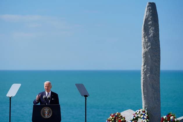 News Themen der Woche KW23 News Bilder des Tages US President Joe Biden delivers a speech in front of the monument on the Pointe du Hoc clifftop in Cricqueville-en-Bessin, northwestern France, on Friday on June 7, 2024, as part of the D-Day commemorations marking the 80th anniversary of the World War II Allied landings in Normandy.  FRN2024060704 U.S.xEmbassyxFrance