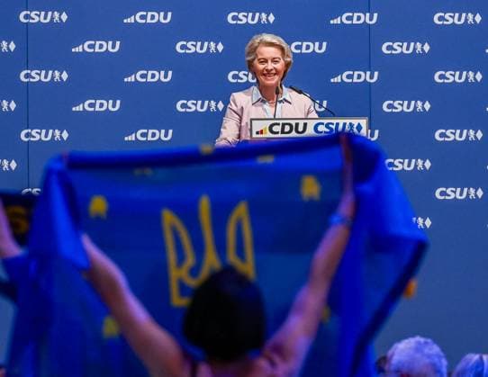 Bilder des Jahres 2024, News 06 Juni News Themen der Woche KW23 News Bilder des Tages Muenchen GER, Wahlkampfschlussspurt von CDU und CSU zur Europawahl 2024, Loewenbraeukeller Muenchen, 07.06.2024. Dr. Ursula von der Leyen (EVP - Spitzenkandidatin und Praesidentin der Europaeischen Kommission) fordert die Befreiung der Ukraine, im Fordergrund eine Teilnehmerin mit entspcrechender Fahne. GER, Wahlkampfkundgebung von CDU und CSU zur Europawahl 2024, Loewenbraeukeller Muenchen, 07.06.2024. *** Munich GER, Election campaign rally of CDU and CSU for the European elections 2024, Loewenbraeukeller Munich, 07 06 2024 Dr Ursula von der Leyen EPP top candidate and President of the European Commission calls for the liberation of Ukraine, in the foreground a participant with a flag GER, Election campaign rally of CDU and CSU for the Copyright: xEibner-Pressefoto HeikexFeinerx EP_HFR