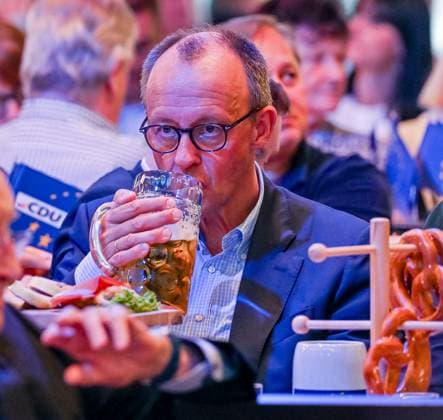 Muenchen GER, Wahlkampfschlussspurt von CDU und CSU zur Europawahl 2024, Loewenbraeukeller Muenchen, 07.06.2024. Friedrich Merz (Bundesvorsitzender der CDU Deutschland) geniesst eine bayerische Mass Bier. GER, Wahlkampfkundgebung von CDU und CSU zur Europawahl 2024, Loewenbraeukeller Muenchen, 07.06.2024. *** Munich GER, CDU and CSU campaign rally for the 2024 European elections, Loewenbraeukeller Munich, 07 06 2024 Friedrich Merz Federal Chairman of the CDU Germany enjoys a Bavarian Mass beer GER, CDU and CSU campaign rally for the 2024 European elections, Loewenbraeukeller Munich, 07 06 2024 Copyright: xEibner-Pressefoto HeikexFeinerx EP_HFR