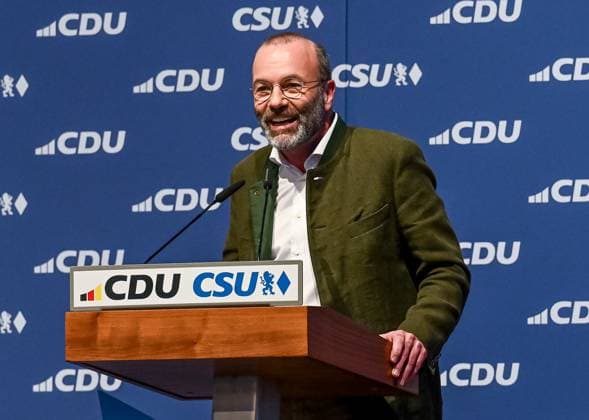 News Themen der Woche KW23 News Bilder des Tages Muenchen GER, Wahlkampfschlussspurt von CDU und CSU zur Europawahl 2024, Loewenbraeukeller Muenchen, 07.06.2024. Manfred Weber (Spitzenkandidat der CSU, Partei- und Fraktionsvorsitzender der EVP, Mitglied des Europaeischen Parlaments) bei seiner Rede Ansprache auf dem Podium der Buehne. GER, Wahlkampfkundgebung von CDU und CSU zur Europawahl 2024, Loewenbraeukeller Muenchen, 07.06.2024. *** Munich GER, Final campaign rally of the CDU and CSU for the 2024 European elections, Loewenbraeukeller Munich, 07 06 2024 Manfred Weber top candidate of the CSU, party and group leader of the EPP, Member of the European Parliament during his speech on the podium of the stage GER, Campaign rally of the CDU and CSU for the 2024 European elections, L Copyright: xEibner-Pressefoto HeikexFeinerx EP_HFR
