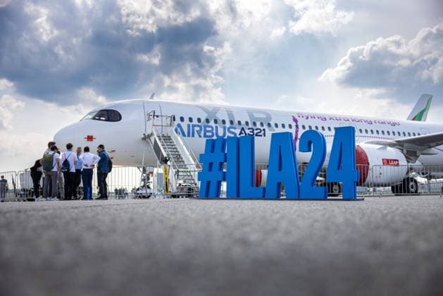 Bilder des Jahres 2024, News 06 Juni News Themen der Woche KW23 News Bilder des Tages ILA 2024 - Berlin Deutschland, Berlin-Brandenburg (Schönefeld) am 07.06.2024: ILA24 in große 3D Buchstaben vor einer Airbus A321 XLR (Xtra Long Range) Flugzeug. *** ILA 2024 Berlin Germany, Berlin Brandenburg Schönefeld on 07 06 2024 ILA24 in large 3D letters in front of an Airbus A321 XLR Xtra Long Range aircraft