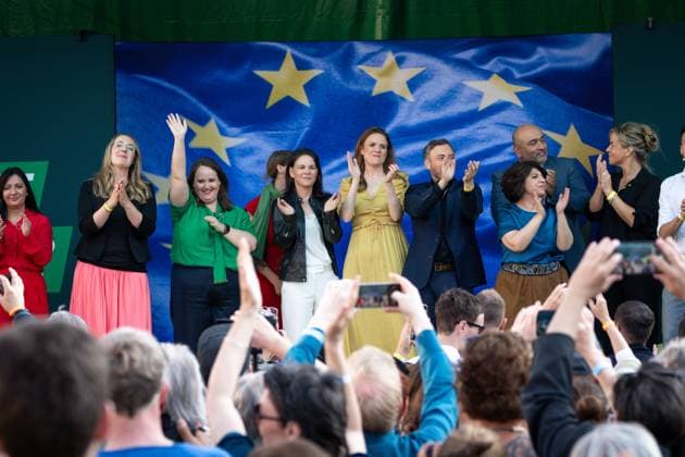News Themen der Woche KW23 News Bilder des Tages Gruene Europawahlkampf Hoehepunkt in Koeln Gruppenbild, gemeinsamer Abschluss unter anderem mit Terry Reintke und Annalena Baerbock auf der Buehne beim Hoehepunkt des Europawahlkampf der Gruenen auf dem Neptunplatz, Koeln, 07.06.2024 Koeln Nordrhein-Westfalen Deutschland *** Greens European election campaign highlight in Cologne Group photo, joint closing with Terry Reintke and Annalena Baerbock on stage at the highlight of the Greens European election campaign on Neptunplatz, Cologne, 07 06 2024 Cologne North Rhine-Westphalia Germany