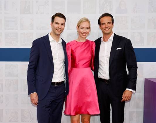 Carsten Coesfeld, Marie und Thomas Coesfeld bei der Bertelsmann Sommerparty in der Bertelsmann Repräsentanz Berlin.