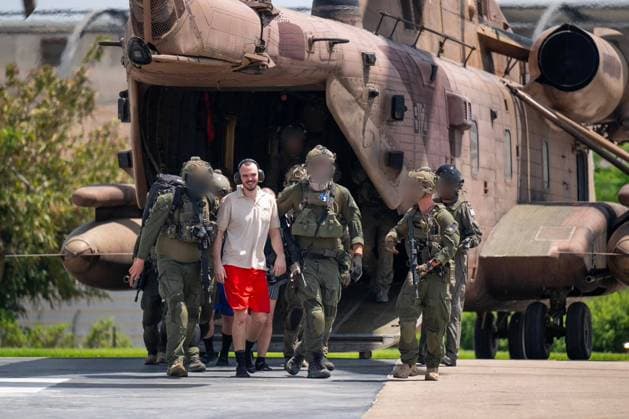 News Themen der Woche KW23 News Bilder des Tages Andrey Kozlov, in red shorts, returns to Israel after being rescued from Gaza in a special operation on Saturday, June 8. 2024. This morning, in a joint operation held by the Israel Defense Forces, ISA, and the Israeli Police. Three other Israeli hostages were rescued from Gaza during the rescue mission. Photo via Israel Foreign Ministry  WAX2024060810 ISRAELxFOREIGNxMINISTRY