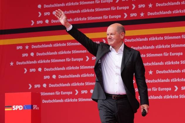 Bilder des Jahres 2024, News 06 Juni News Themen der Woche KW23 News Bilder des Tages SPD Abschlusskundgebung zur Europawahl in Duisburg Bundeskanzler Olaf Scholz winkt dem Publikum nach seiner energischen Rede beim Abschluss des Europawahlkampf der SPD , Duisburg, 08.06.2024 Duisburg Nordrhein-Westfalen Deutschland *** SPD closing rally for the European elections in Duisburg Federal Chancellor Olaf Scholz waves to the audience after his energetic speech at the end of the SPDs European election campaign , Duisburg, 08 06 2024 Duisburg Nordrhein Westfalen Germany