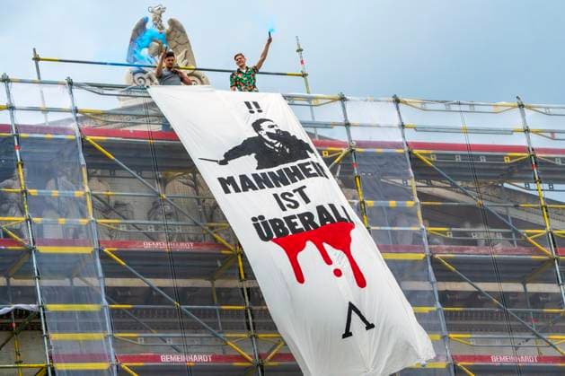 News Themen der Woche KW23 News Bilder des Tages Mannheim ist überall, Störaktion bei der Demo gegen Rechts, Königsplatz, München, 8. Juni 2024 Deutschland, München, 8. Juni 2024, Mannheim ist überall, Störaktion bei der Demo gegen Rechts, Aktivisten haben ein Banner vom Dach der Staatlichen Antikensammlung, Aktivisten zünden blaue Bengalos, illegale Aktion, Aktivisten werden kurz darauf von der Polizei festgenommen und abgeführt, Königsplatz, Demo gegen Rechts von einem breiten Aktionsbündnis gegen Rechtsextremismus und für Demokratie getragen, ca. 5.000 Teilnehmer, Bayern *** Mannheim is everywhere, disruptive action at the demonstration against the right, Königsplatz, Munich, June 8, 2024 Germany, Munich, June 8, 2024, Mannheim is everywhere, disruptive action at the demons