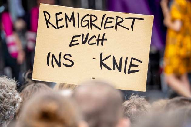 News Themen der Woche KW23 News Bilder des Tages Demo gegen Rechts, Königsplatz, Schild: Remigriert euch ins Knie, München, 8. Juni 2024 Deutschland, München, 8. Juni 2024, Demo gegen Rechts, Königsplatz, Schild, Remigriert euch ins Knie, Demo gegen Rechts von einem breiten Aktionsbündnis gegen Rechtsextremismus und für Demokratie getragen, ca. 5.000 Teilnehmer, Bayern *** Demo against the right, Königsplatz, sign Remigrate yourselves to your knees, Munich, 8 June 2024 Germany, Munich, 8 June 2024, Demo against the right, Königsplatz, sign, Remigrate yourselves to your knees, Demo against the right supported by a broad action alliance against right-wing extremism and for democracy, approx. 5,000 participants, Bavaria