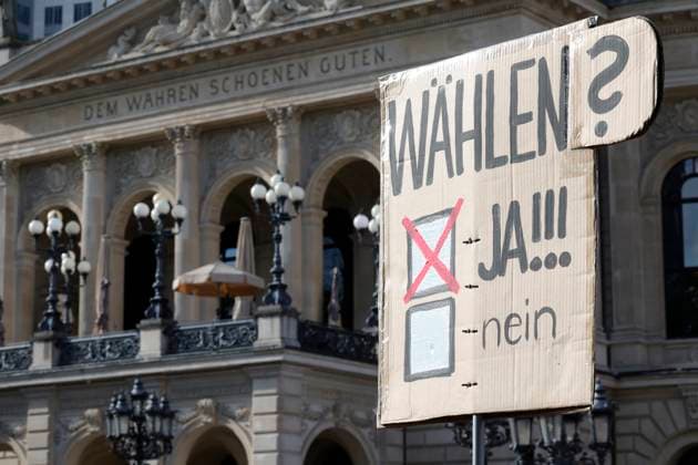 News Themen der Woche KW23 News Bilder des Tages Europawahl 2024 08.06.2024 Zentrale Hauptkundgebung V. O. T. Y in Frankfurt vor der Alten Oper einen Tag vor der Europawahl Motto RECHTSEXTREMISMUS STOPPEN DEMOKRATIE VERTEIDIGEN Abschlusskundgebung Frankfurt gegen Rechts x Wählen gehen x Wahlkampf hier WÄHLEN JA !!! Frankfurt (Main) Hessen Deutschland *** European elections 2024 08 06 2024 Central main rally V O T Y in Frankfurt in front of the Alte Oper one day before the European elections Slogan STOP RIGHT-WING EXTREMISM DEFEND DEMOCRACY Final rally Frankfurt against the right x Go vote x Campaign here VOTE YES Frankfurt Main Hesse Germany