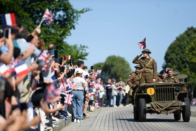 Bilder des Jahres 2024, News 06 Juni News Themen der Woche KW23 News Bilder des Tages 80TH ANNIVERSARY OF D-Day PHOTOPQR OUEST FRANCE Martin ROCHE Bayeux 09 06 2024 This Sunday, June 09, 2024, several thousand people enjoyed the Liberty parade on the bypass of Bayeux Calvados Normandie 350 vehicles dating from the Second World War paraded as part of the 80th anniversary of D-Day D day here people dressed in British military aboard a jeep greet the crowd Photographer Martin ROCHE France, june 9th 2024 80th anniversary of the Normandy Landing Bayeux France  Copyright: xPHOTOPQR OUESTxFRANCE MAXPPPxMartinxROCHEx 20240609OFR9307 20240609OFR9307