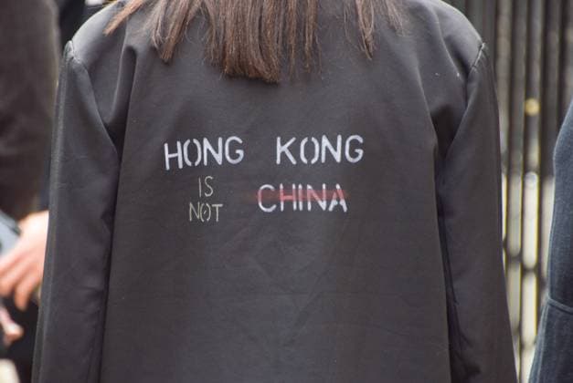 Bilder des Jahres 2024, News 06 Juni News Themen der Woche KW23 News Bilder des Tages June 9, 2024, London, England, UK: Protesters gathered outside the Hong Kong Economic and Trade Office (HKETO) in Central London on the fifth anniversary of the start of the 2019 Hong Kong protests, calling on the UK to shut down HKETO and revoke diplomatic privileges. London UK - ZUMAv130 20240609_zip_v130_005 Copyright: xVukxValcicx