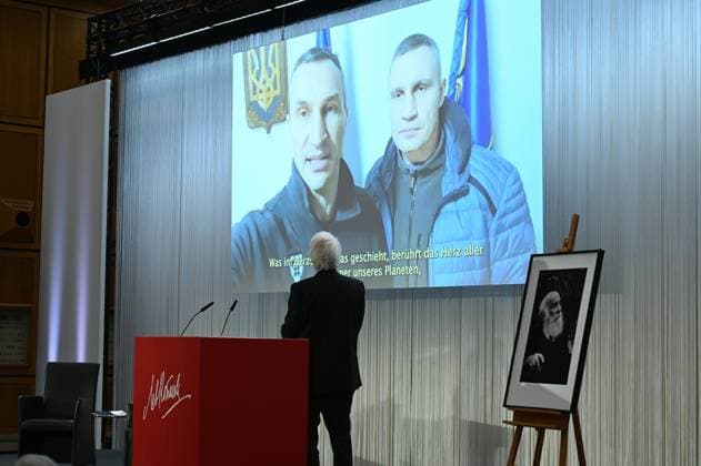 Grusswort von Vitali und Wladimir Klitschko als Videoeinspieler bei der Verleihung des Lew Kopolew Preis für Frieden und Menschenrechte 2023 2024