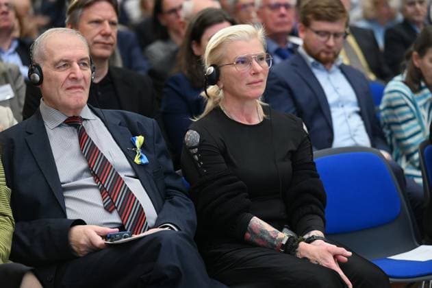 Yevhen Zacharow (für Menschenrechtsgruppe Charkiw) und Sanitäterin Julia Pajewska, Deckname Taira bei der Verleihung des Lew Kopolew Preis für Frieden und Menschenrechte 2023 2024