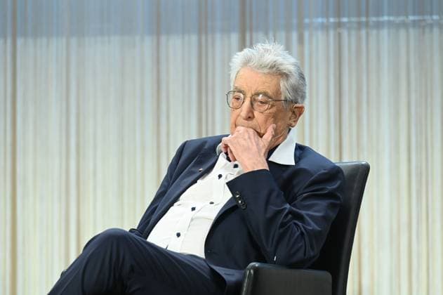 Politiker Gerhart Baum auf dem Podium bei der Verleihung des Lew Kopolew Preis für Frieden und Menschenrechte 2023 2024