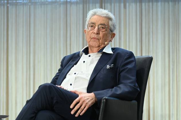 Politiker Gerhart Baum auf dem Podium bei der Verleihung des Lew Kopolew Preis für Frieden und Menschenrechte 2023 2024