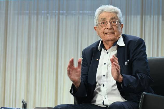 Politiker Gerhart Baum auf dem Podium bei der Verleihung des Lew Kopolew Preis für Frieden und Menschenrechte 2023 2024