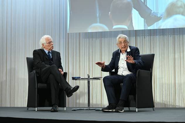 Journalist Thomas Roth und Politiker Gerhart Baum auf dem Podium, l-r bei der Verleihung des Lew Kopolew Preis für Frieden und Menschenrechte 2023 2024