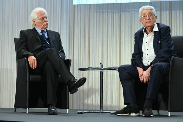 Journalist Thomas Roth und Politiker Gerhart Baum auf dem Podium, l-r bei der Verleihung des Lew Kopolew Preis für Frieden und Menschenrechte 2023 2024