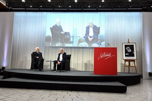 Journalist Thomas Roth und Politiker Gerhart Baum auf dem Podium, l-r bei der Verleihung des Lew Kopolew Preis für Frieden und Menschenrechte 2023 2024