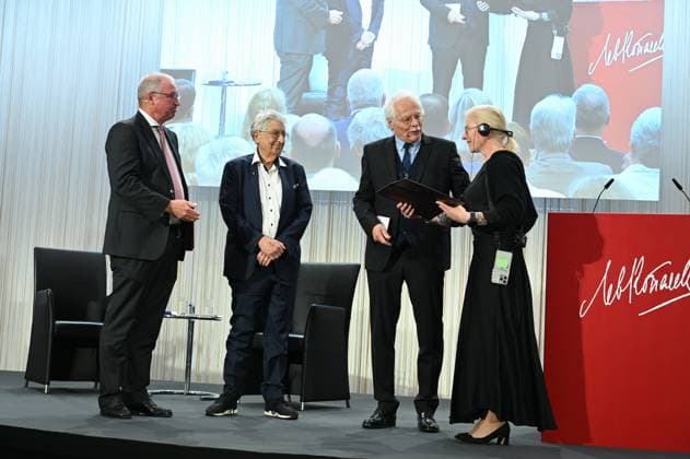 Vorstandsvorsitzender Kreissparkasse Köln Alexander Wüerst, Politiker Gerhart Baum, Journalist Thomas Roth, Preisträgerin Sanitäterin Julia Pajewska, Deckname Taira , l-r, posieren bei der Verleihung des Lew Kopolew Preis für Frieden und Menschenrechte 2023 2024