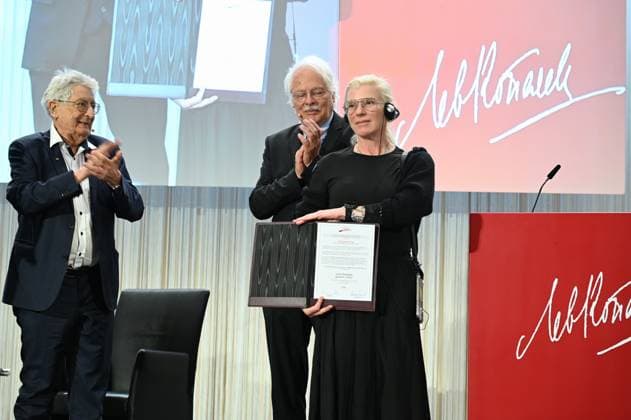 Politiker Gerhart Baum, Journalist Thomas Roth, Preisträgerin Sanitäterin Julia Pajewska, Deckname Taira , l-r, posieren bei der Verleihung des Lew Kopolew Preis für Frieden und Menschenrechte 2023 2024