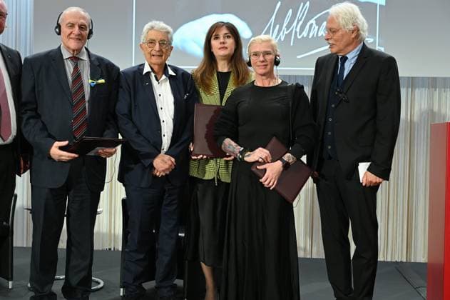 Vorstandsvorsitzender Kreissparkasse Köln Alexander Wüerst, Preisträger Yevhen Zacharow (für Menschenrechtsgruppe Charkiw), Politiker Gerhart Baum, Konsulin Irina Shum (Vertretung für die Klitschko Brüder) Sanitäterin Julia Pajewska und Journalist Thomas Roth, l-r, bei der Verleihung des Lew Kopolew Preis für Frieden und Menschenrechte 2023 2024