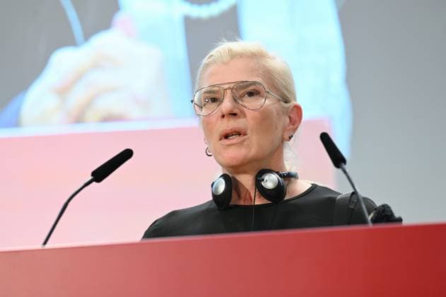 Sanitäterin Julia Pajewska, Deckname Taira, bei der Verleihung des Lew Kopolew Preis für Frieden und Menschenrechte 2023 2024