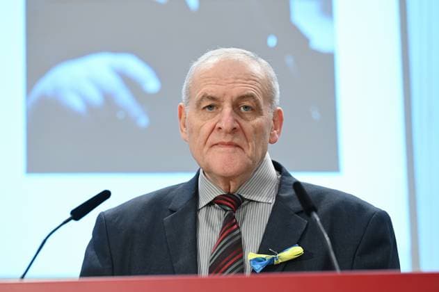 Der Menschenrechtsaktivist Yevhen Zacharow nahm den Preis für die Menschenrechtsgruppe Charkiv in Empfang bei der Verleihung des Lew Kopolew Preis für Frieden und Menschenrechte 2023 2024