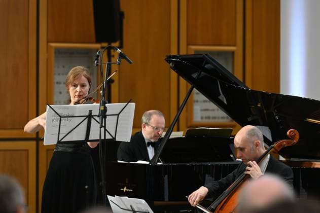 Das klassische Trio unter der Leitung von Yaromyr Bozhenko spielt bei der Verleihung des Lew Kopolew Preis für Frieden und Menschenrechte 2023 2024