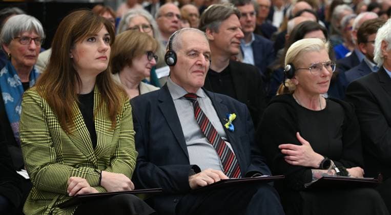 ukrainische Konsulin Irina Shum, Yevhen Zacharow, Sanitäterin Julia Pajewska , l-r, bei der Verleihung des Lew Kopolew Preis für Frieden und Menschenrechte 2023 2024