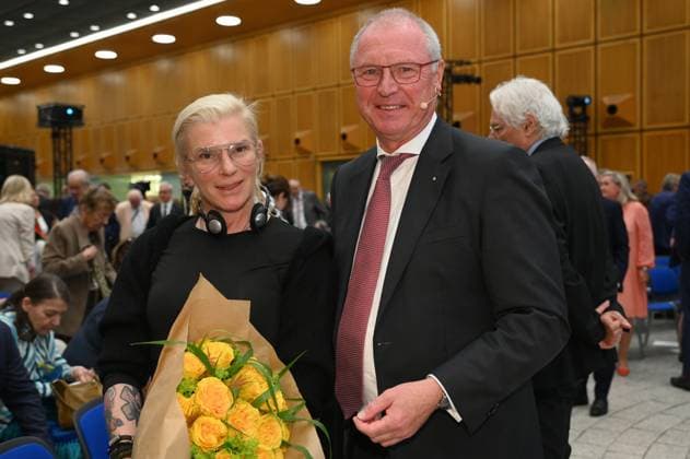 Ukrainische Sanitäterin Julia Pajewska , Deckname Taira und der Vorstandsvorsitzender der Kreissparkasse Köln Alexander Wüerst, l-r, bei der Verleihung des Lew Kopolew Preis für Frieden und Menschenrechte 2023 2024