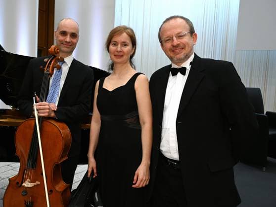 Das klassische Trio unter der Leitung von Yaromyr Bozhenko posiert bei der Verleihung des Lew Kopolew Preis für Frieden und Menschenrechte 2023 2024