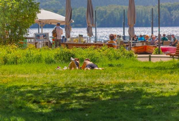 IMAGO Creative, Lifestyle, Frühling in der Stadt Berliner Wochenende Sommerzeit am Müggelsee Müggelpark in Berlin Friedrichshagen Köpenick Berlin Friedrichshagen Freizeit & Entpsannung am Berliner Müggelsee Sonnige Stunden an der Liegewiese im Müggelpark - Berliner Sommerwetter am Wochenende - Grünes Berlin Copyright: xZoonar.com MauricexTricatellex 21631683