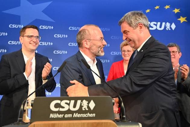 News Themen der Woche KW23 News Bilder des Tages Markus SOEDER (Ministerpraesident Bayern und CSU Vorsitzender) gratuliert Manfred WEBER (Spitzenkandidat der CSU) nach der ersten Hochrechnung, Hi:Monika HOHLMEIER, Li:Christian DOLESCHAL. Wahlabend, Wahlparty der CSU nach Europawahl 2024 in der Landesleitung am 09.06.2024 in Muenchen. *** Markus SOEDER State Premier of Bavaria and CSU Chairman congratulates Manfred WEBER top candidate of the CSU after the first projection, Hi Monika HOHLMEIER, Li Christian DOLESCHAL Election evening, election party of the CSU after the European elections 2024 in the state administration on 09 06 2024 in Munich