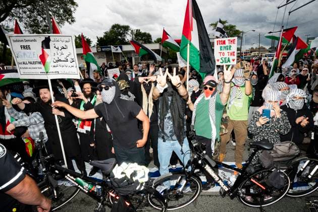 June 9, 2024, Toronto, On, Canada: Pro-Palestinian protesters gather along the route of the United Jewish AppealöÄÃ s annual Walk With Israel march in Toronto, on Sunday, June 9, 2024. Toronto Canada  - ZUMAc35_ 20240609_zaf_c35_013 Copyright: xArlynxMcadoreyx