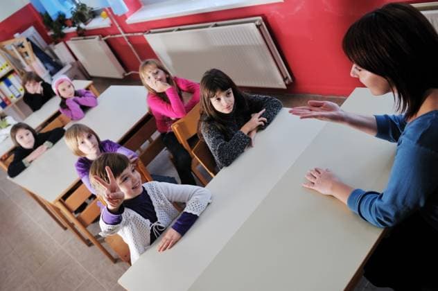 happy young teacher woman at elementrary school teaching and giving leassons to group of young smart children ,model released, Symbolfoto; glücklich Jung Lehrerin Frau im elementrary Schule Lehre und gebend leassons an Gruppe des Jung schlau Kinder ,model released, Symbolfoto ING_32193_75769 RECORD DATE NOT STATED