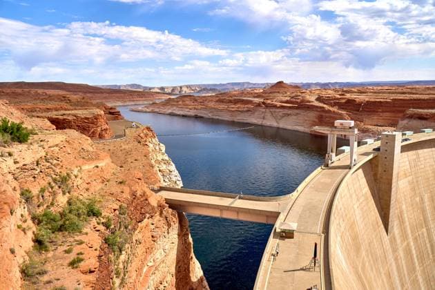 Lake Powell, Arizona, United States of America - June 7, 2024: Glen Canyon Dam, dam on the Lake Powell River, hydroelectric power plant near the town of Page in the US state of Arizona in the USA *** Glen Canyon Dam, Staudamm am Fluss Lake Powell, Wasserkraftwerk nahe der Stadt Page im US-Bundesstaat Arizona in den USA