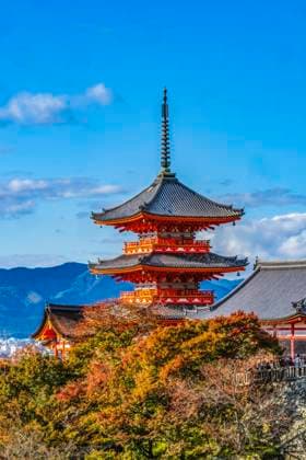 IMAGO Creative, Jahreszeit Herbst in der Stadt Colorful Red Sanjunoto Pagoda Kiyomizu Buddhist Temple Kyoto Jap Japan, Kyoto, Kyoto CR_WLWL2406080F-1454228-01