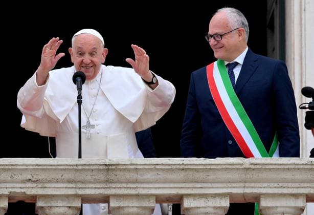 News Themen der Woche KW24 News Bilder des Tages June 10, 2024, Rome: Pope Francis (L) is flanked by Rome s Mayor Roberto Gualtieri, blesses the faithful from a balcony during his visit to Campidoglio (Capitoline hill) in Rome, Italy, 10 June 2024. ANSA ETTORE FERRARI Rome  - ZUMAa110 20240610_zaf_a110_051 Copyright: xEttorexFerrarix