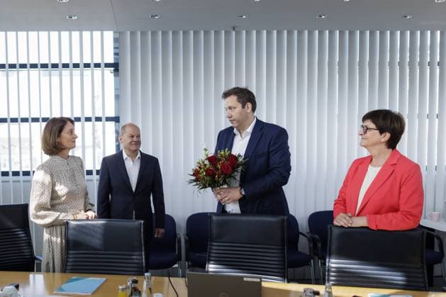 News Themen der Woche KW24 Katarina Barley, SPD-Spitzenkandidatin fuer die Europawahl 2024, Olaf Scholz (SPD), Bundeskanzler, Lars Klingbeil, SPD-Parteivorsitzender, und Saskia Esken, Bundesvorsitzende der SPD, aufgenommen im Rahmen der Sitzung des SPD-Praesidiums nach der Europawahl im Willy Brandt Haus in Berlin, 10.06.2024. Berlin Deutschland *** Katarina Barley, SPD lead candidate for the 2024 European elections, Olaf Scholz SPD , Federal Chancellor, Lars Klingbeil, SPD Party Chairman, and Saskia Esken, Federal Chairwoman of the SPD, taken during the meeting of the SPD Presidium after the European elections at the Willy Brandt House in Berlin, 10 06 2024 Berlin Germany Copyright: xKiraxHofmannxphotothek.dex