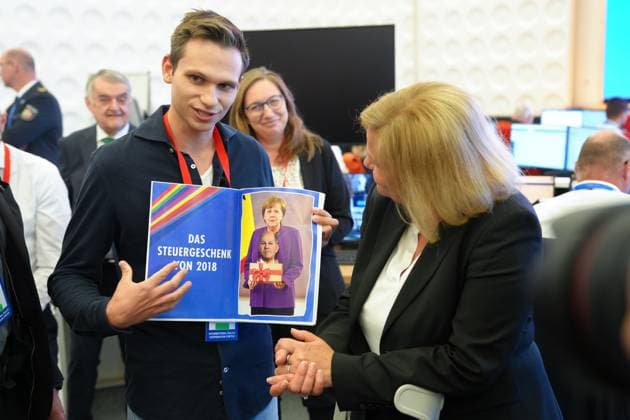 News Themen der Woche KW24 News Bilder des Tages Innenministerin Faeser besucht das IPCC in Neuss Fabian Koester von der Heute Show ueberreicht Innenministerin Nancy Faeser ein satirisches Panini Album bei ihrem Besuch im International Police Coorpoation Center (IPCC), Neuss, 10.06.2024 Duisburg Nordrhein-Westfalen Deutschland *** Interior Minister Faeser visits the IPCC in Neuss Fabian Koester from the Heute Show presents Interior Minister Nancy Faeser with a satirical Panini album during her visit to the International Police Coorpoation Center IPCC , Neuss, 10 06 2024 Duisburg Nordrhein Westfalen Germany